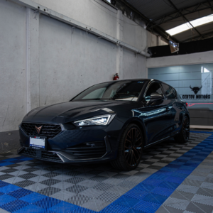 CUPRA León VZ 2024 gris magnético, vista frontal ladeada